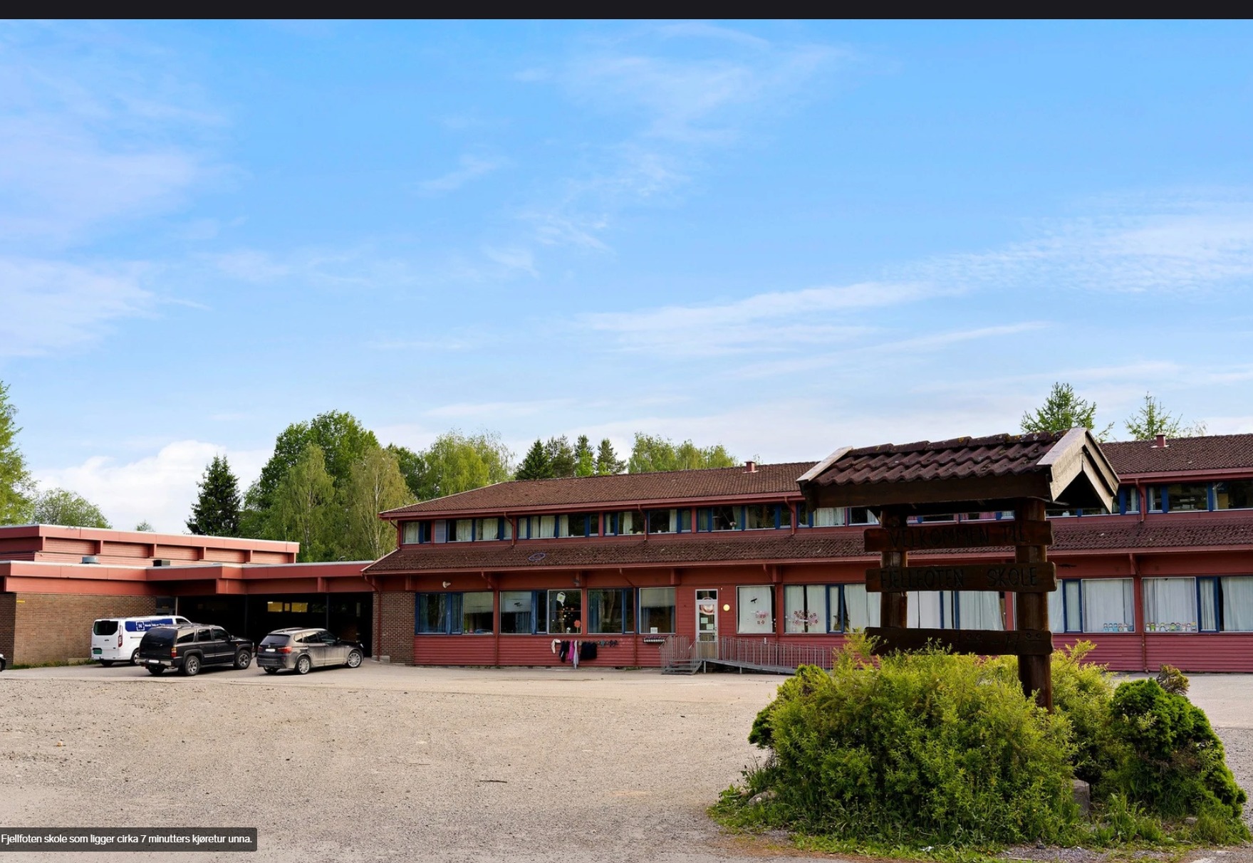 Nærmeste barneskole er Fjellfoten skole som ligger cirka 7 minutters kjøretur unna.